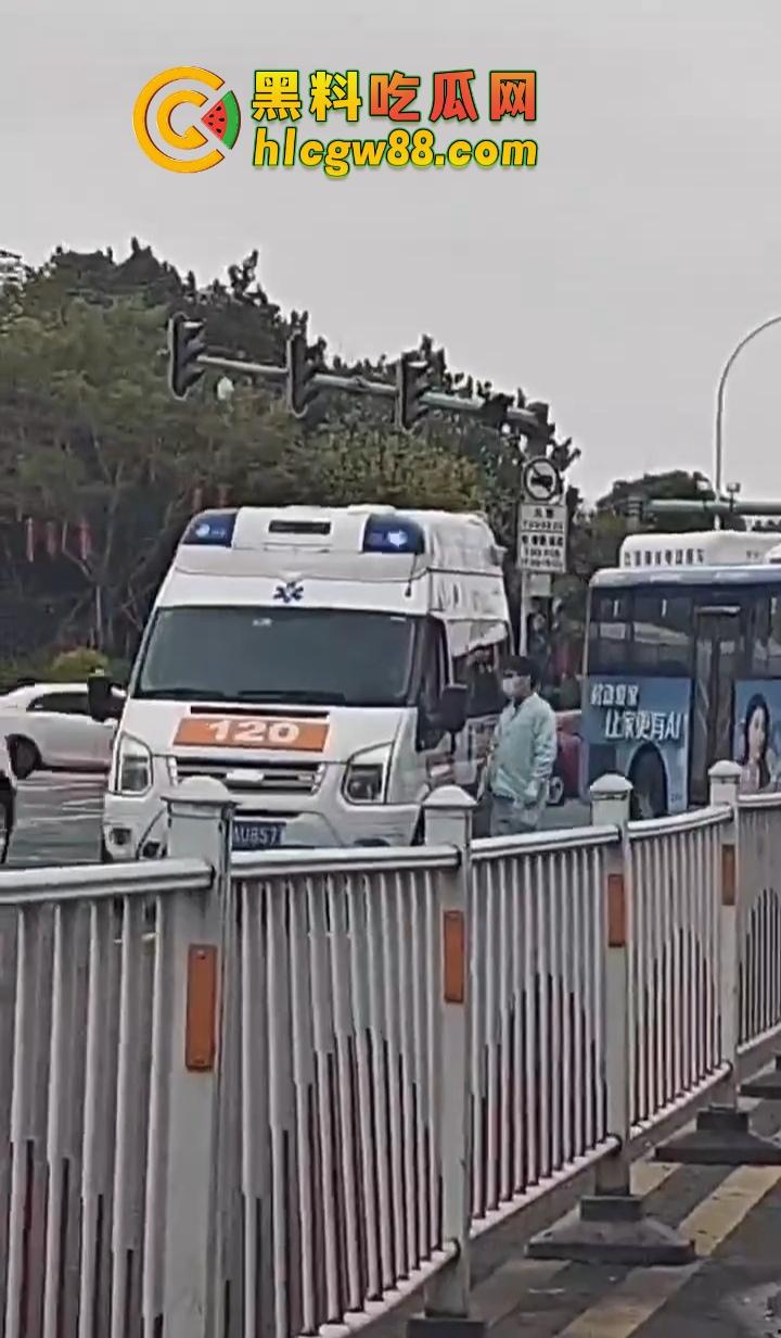 汕头金沙公园惊现飞人现场，尼桑司机神操作，一脚油门把人撞飞五六米，现场目击者吓懵！  第5张