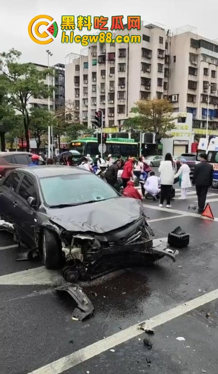 汕头金沙公园惊现飞人现场，尼桑司机神操作，一脚油门把人撞飞五六米，现场目击者吓懵！  第7张