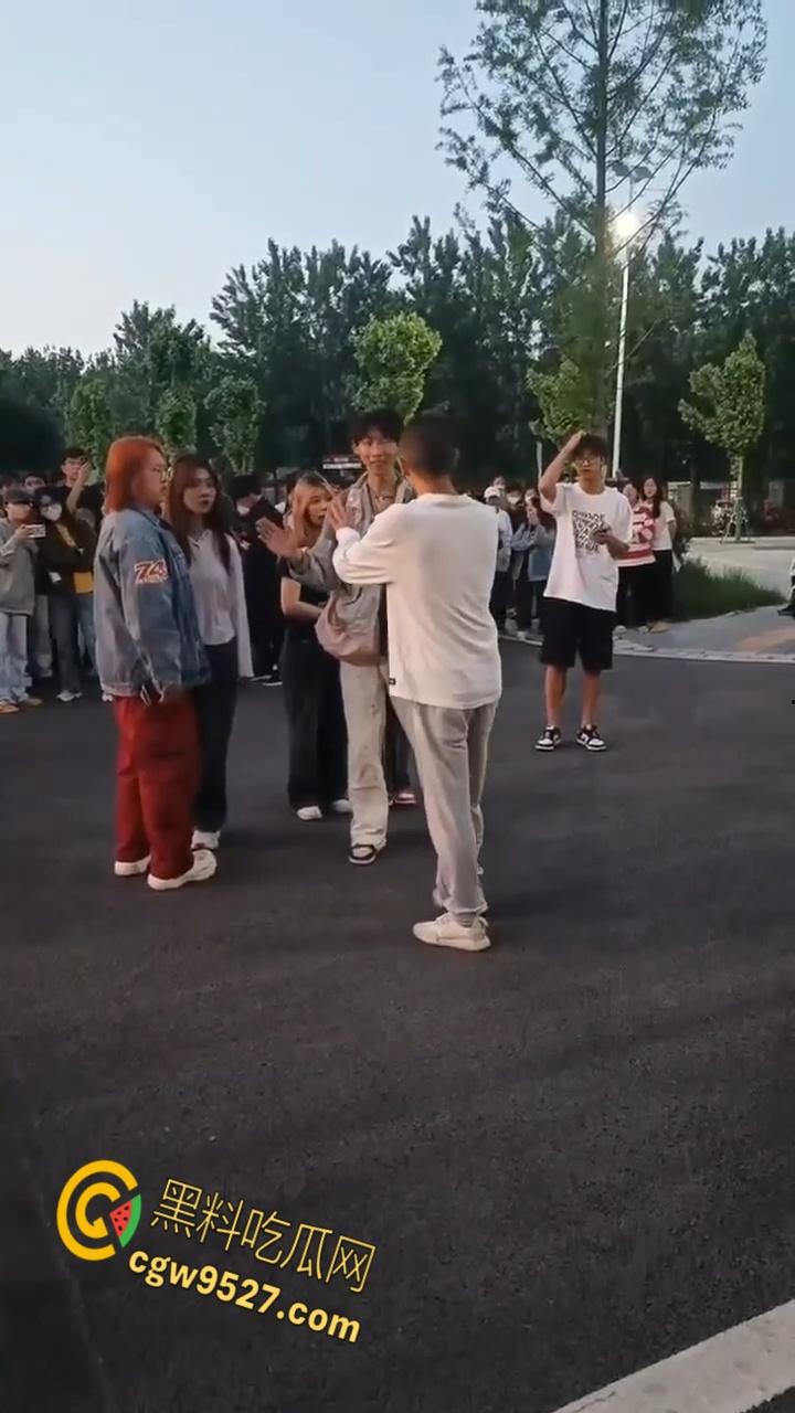 徐州工业大学女版罗志祥，时间管理大师一天跟三个男生约会，纯爱战士应声倒地，吃瓜群众都看呆了 !  第4张