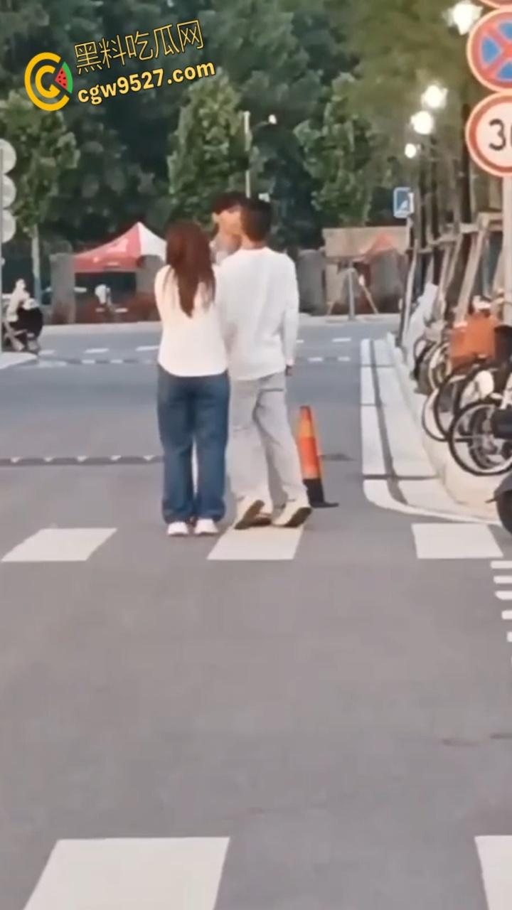 徐州工业大学女版罗志祥，时间管理大师一天跟三个男生约会，纯爱战士应声倒地，吃瓜群众都看呆了 !  第5张