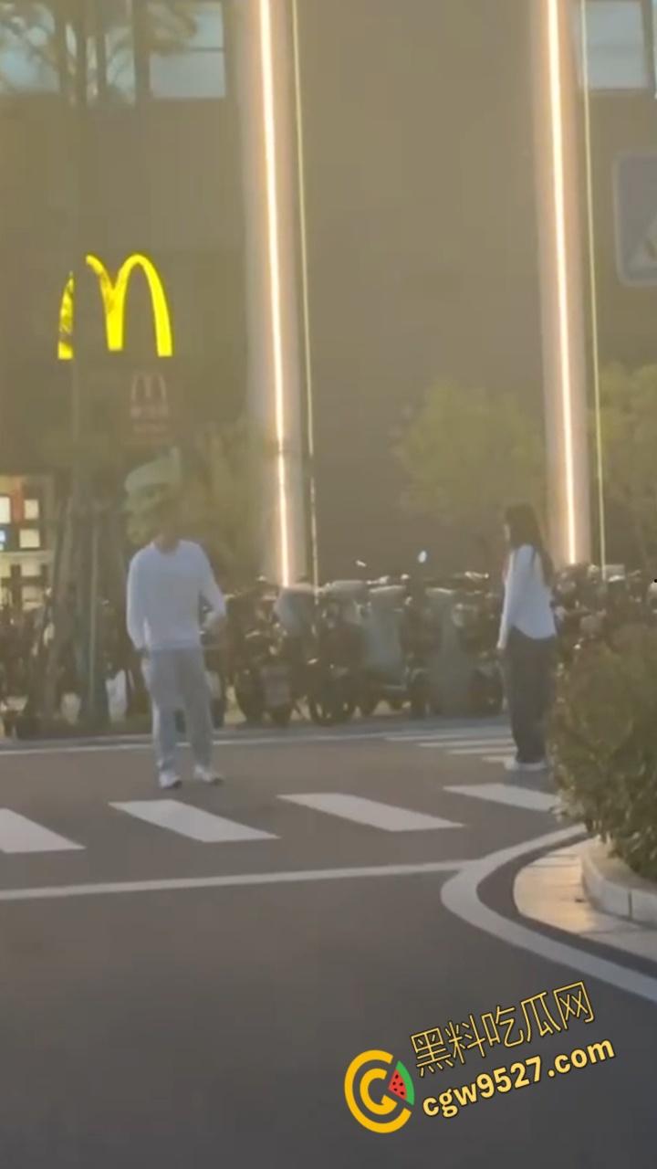 徐州工业大学女版罗志祥，时间管理大师一天跟三个男生约会，纯爱战士应声倒地，吃瓜群众都看呆了 !  第6张