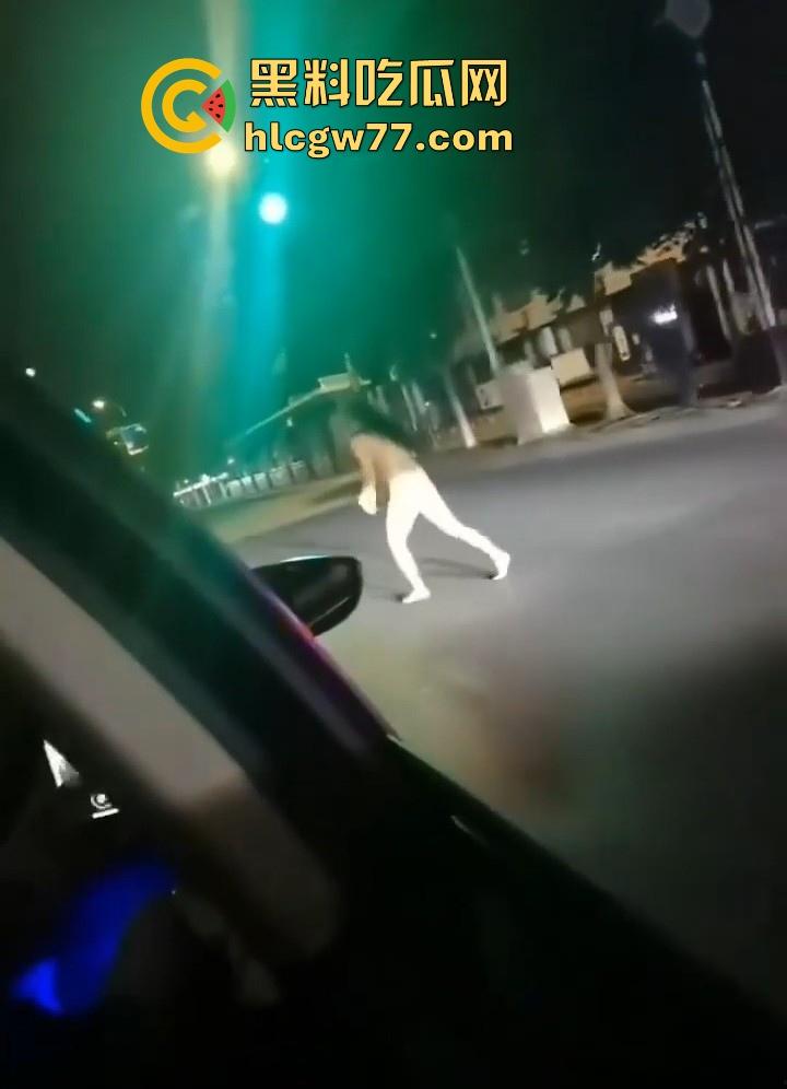 小情侣街上吵架女子一言不合便脱衣服裸奔，裸体躺在马路中间装死，这样爱裸奔的毛病都是谁惯的！  第1张