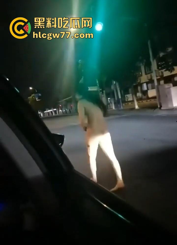 小情侣街上吵架女子一言不合便脱衣服裸奔，裸体躺在马路中间装死，这样爱裸奔的毛病都是谁惯的！  第2张