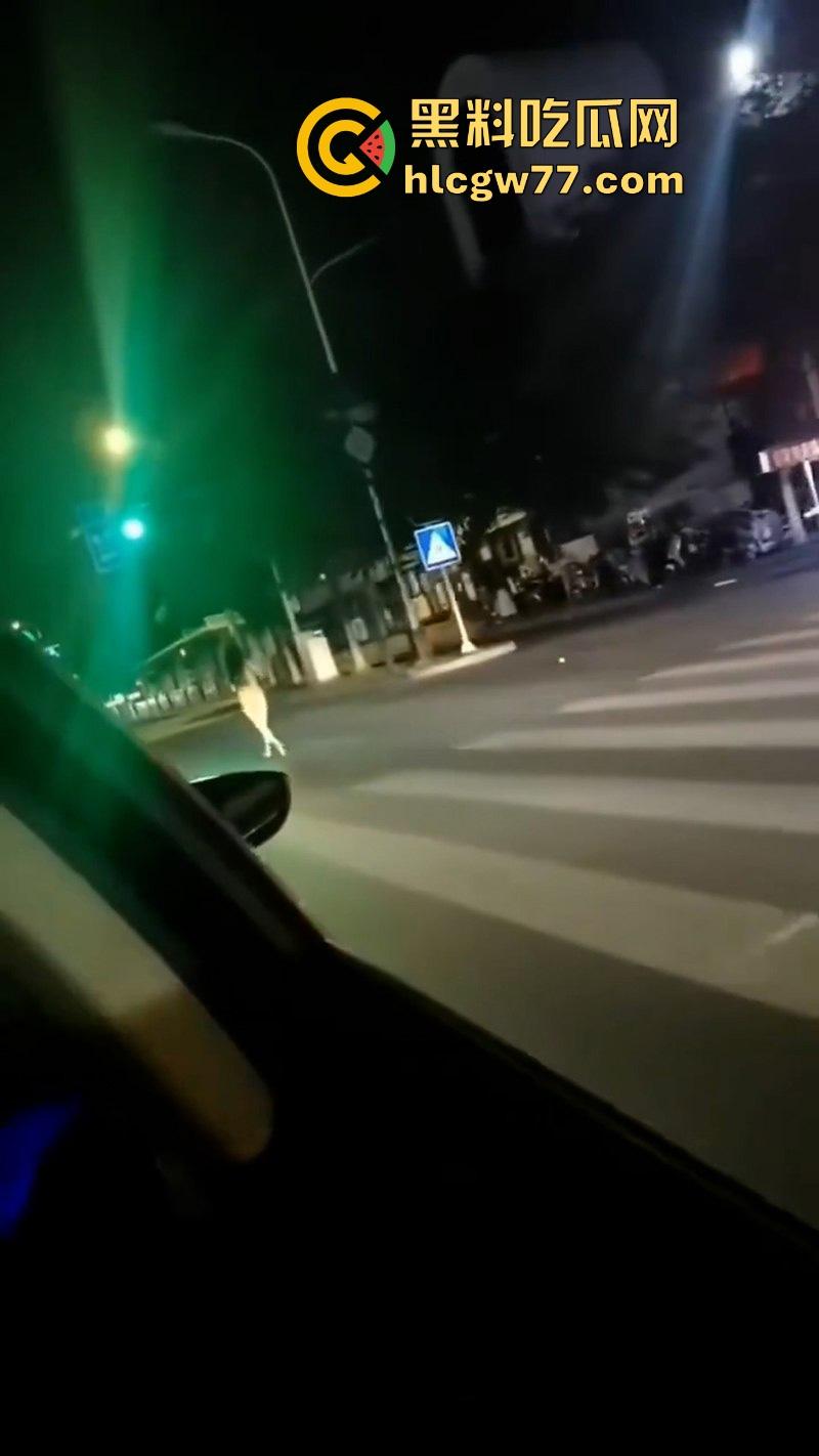 小情侣街上吵架女子一言不合便脱衣服裸奔，裸体躺在马路中间装死，这样爱裸奔的毛病都是谁惯的！  第6张