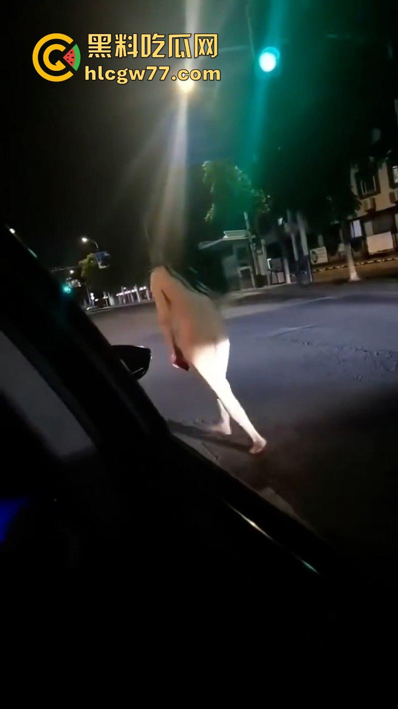 小情侣街上吵架女子一言不合便脱衣服裸奔，裸体躺在马路中间装死，这样爱裸奔的毛病都是谁惯的！  第7张