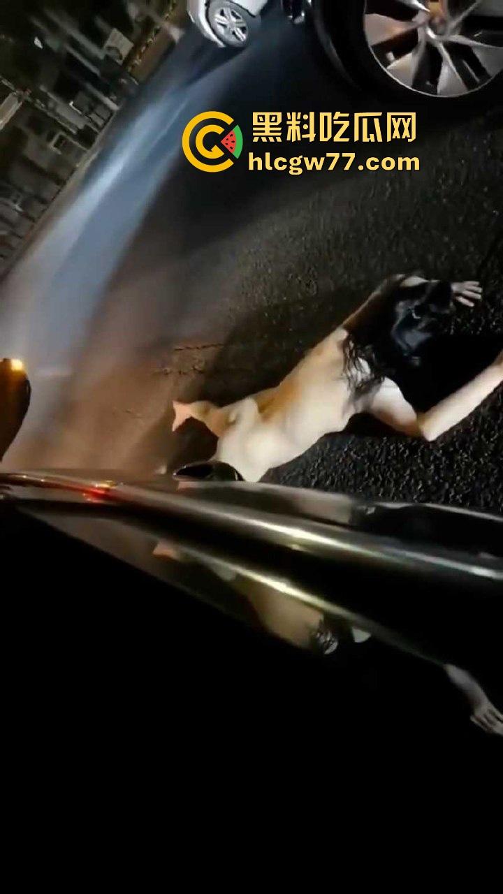 小情侣街上吵架女子一言不合便脱衣服裸奔，裸体躺在马路中间装死，这样爱裸奔的毛病都是谁惯的！  第8张