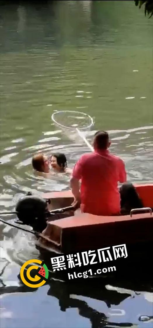 广州越秀公园比基尼外国女郎游泳 水中激情舌吻 看的大爷都硬了 现场视频流出  第5张