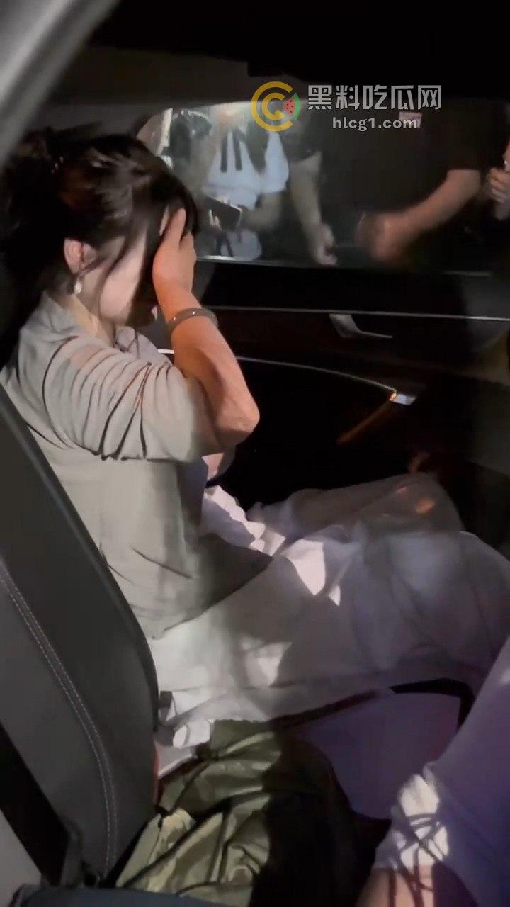 震撼现场！南京奥迪车主带小三遭正妻当街围堵，引发全城大堵车！  第5张