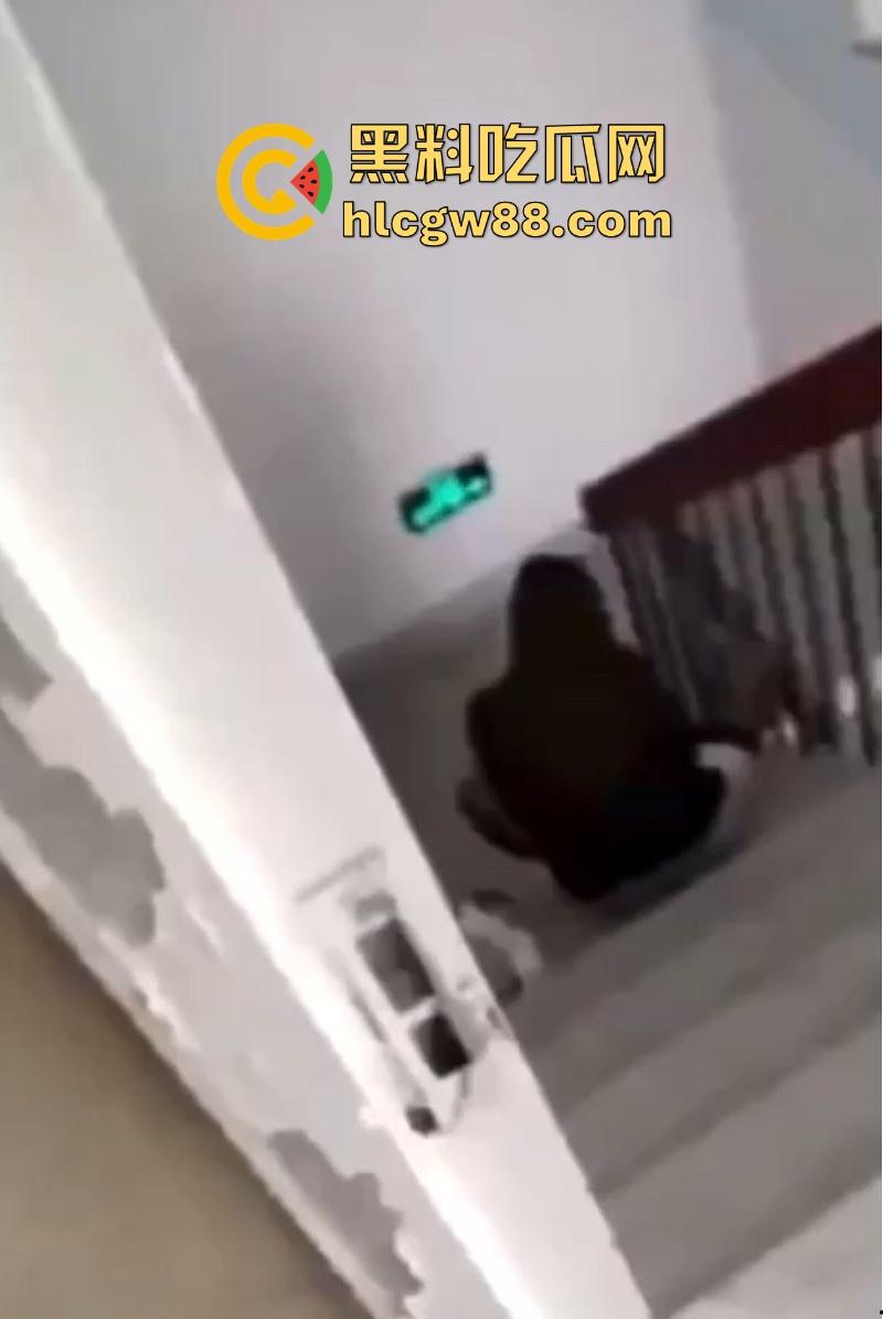 住一起多年的女业主竟然是黄播主播！身穿黑丝楼道大尺度露出自慰 娇喘呻吟听的人欲火焚身！  第6张