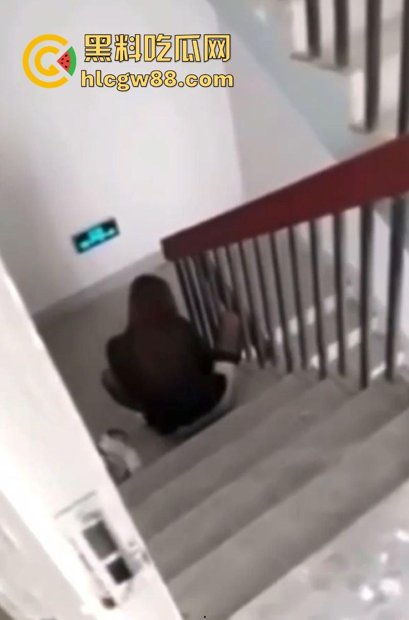 住一起多年的女业主竟然是黄播主播！身穿黑丝楼道大尺度露出自慰 娇喘呻吟听的人欲火焚身！  第7张