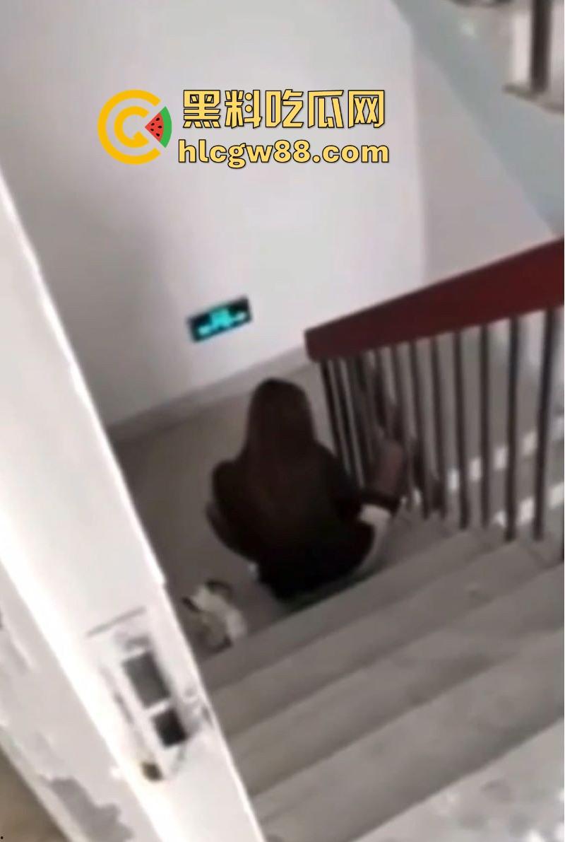 住一起多年的女业主竟然是黄播主播！身穿黑丝楼道大尺度露出自慰 娇喘呻吟听的人欲火焚身！  第8张