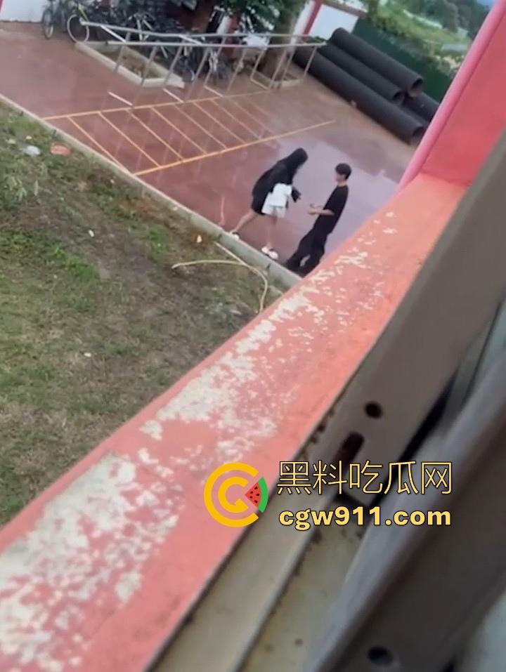 海南科技职业大学小情侣电车调情，各种接吻揉胸车震，被同学偷拍挂网遭校方警告处分！  第1张