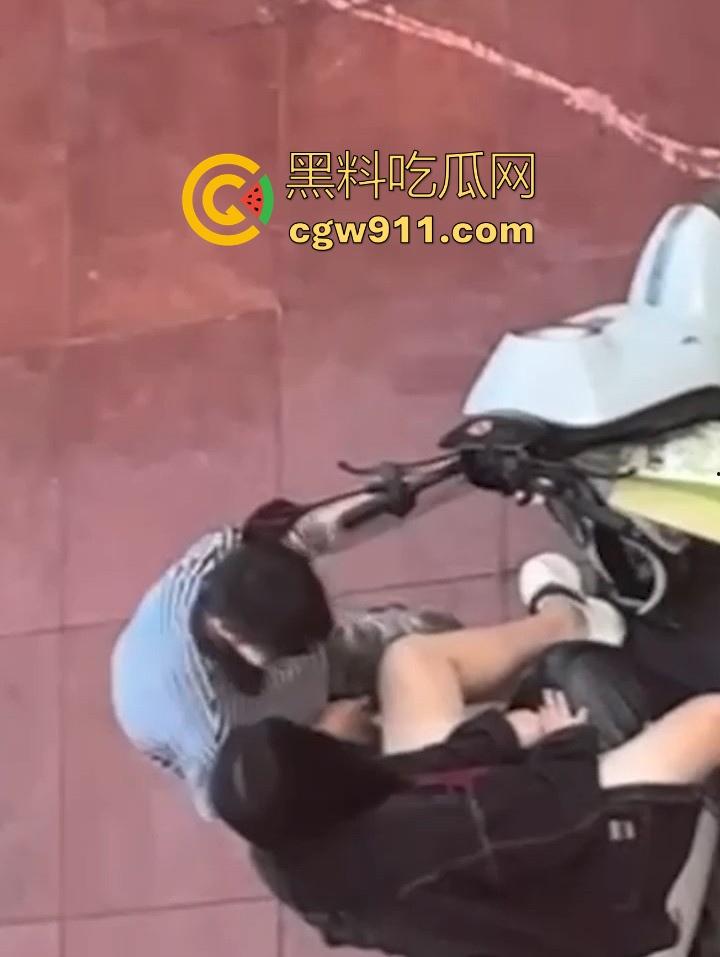 海南科技职业大学小情侣电车调情，各种接吻揉胸车震，被同学偷拍挂网遭校方警告处分！  第3张