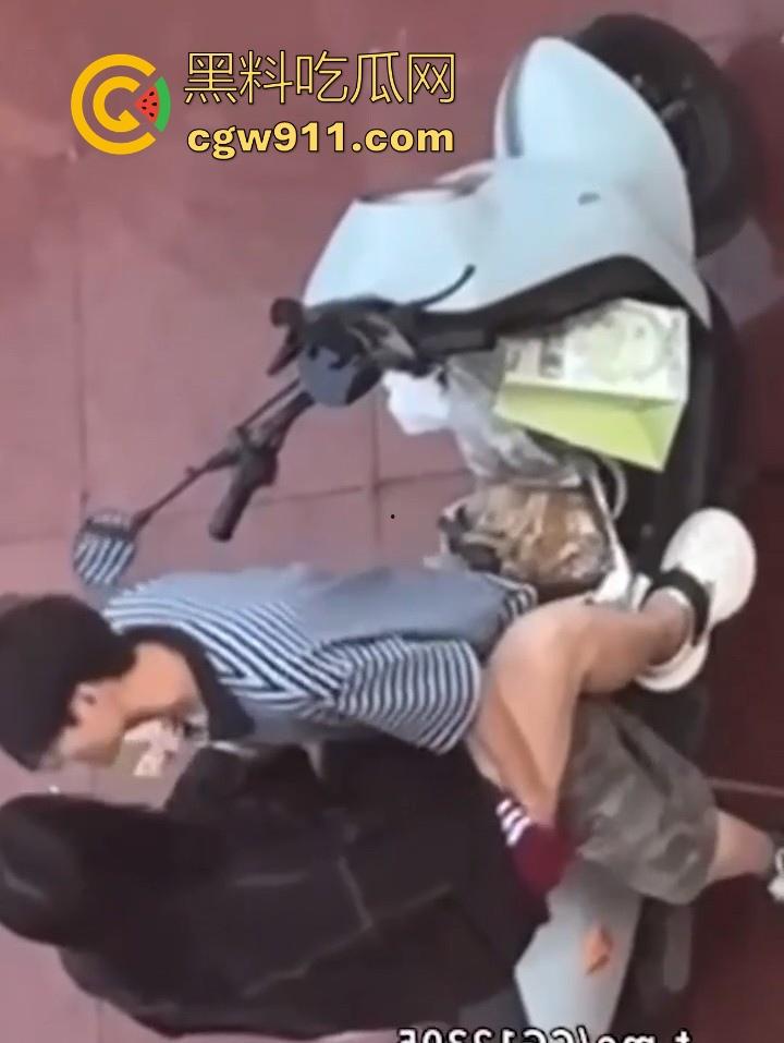 海南科技职业大学小情侣电车调情，各种接吻揉胸车震，被同学偷拍挂网遭校方警告处分！  第6张