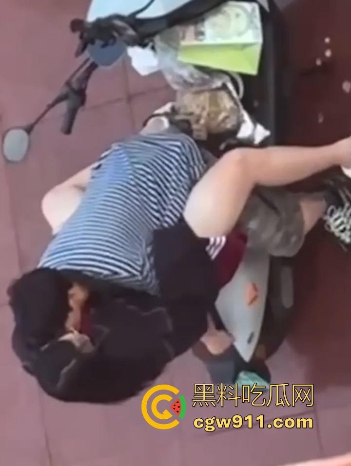 海南科技职业大学小情侣电车调情，各种接吻揉胸车震，被同学偷拍挂网遭校方警告处分！  第8张