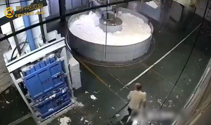 西北角碎料机血腥惨案，工人操作失误双腿被压断，双手撑地拖着残躯爬行数十米，头皮发麻！  第1张