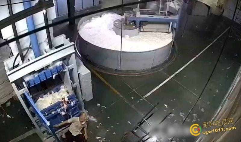 西北角碎料机血腥惨案，工人操作失误双腿被压断，双手撑地拖着残躯爬行数十米，头皮发麻！  第5张