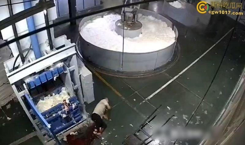西北角碎料机血腥惨案，工人操作失误双腿被压断，双手撑地拖着残躯爬行数十米，头皮发麻！  第6张
