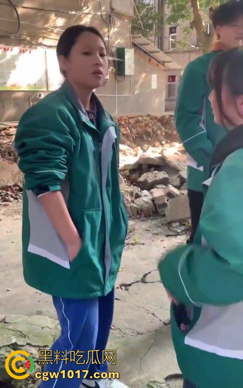 阆中中学女生霸凌事件 高中妹被接连扇大耳光 满脸红掌印却依旧不闪不避 硬气的一逼！男同学围观全程不阻止反而笑嘻嘻！  第3张
