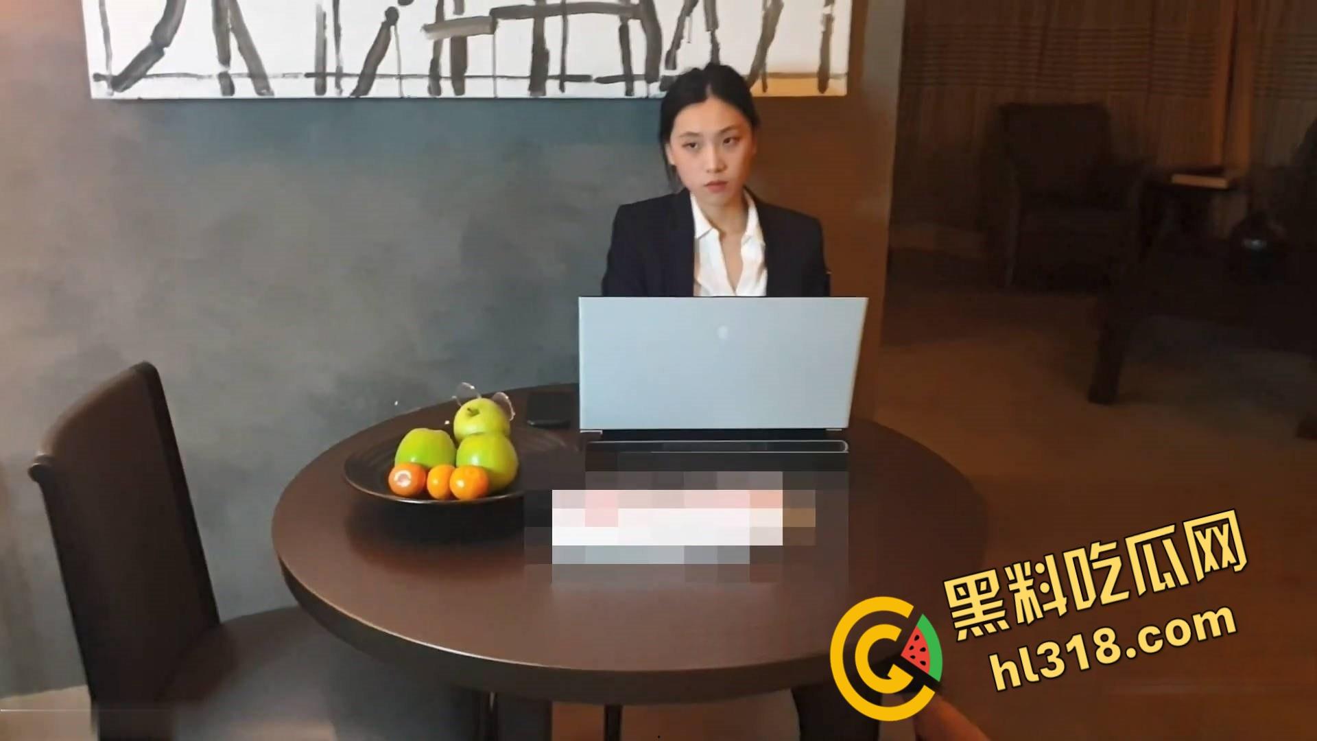 推特御姐juneliu最新作品，性感漂亮女上司用榨干精液的方式，惩罚第一天上班迟到的男下属 ！  第1张