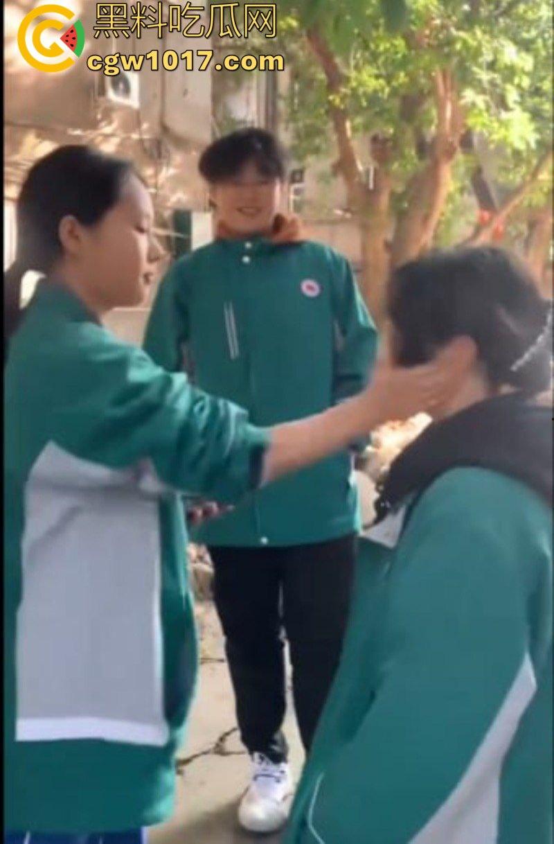 阆中中学女生霸凌事件 高中妹被接连扇大耳光 满脸红掌印却依旧不闪不避 硬气的一逼！男同学围观全程不阻止反而笑嘻嘻！  第9张