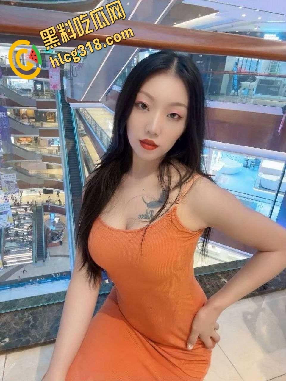 推特网红少妇【暮色】，极品后妈裙福利挑选粉丝，地下车库露出全套服务粉丝！  第1张