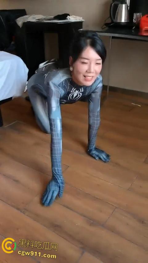 微信群里认识的离异少妇，饥渴母狗暗示户外露出野战，喝尿口交毒龙样样精通，这是双马尾萝莉没有的情趣 ！  第3张