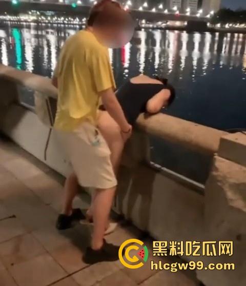 绿帽届天花板！【宇宙的琴弦】让同学在广州塔操自己的老婆，一边后入一边欣赏小蛮腰夜景，内容炸裂！  第2张