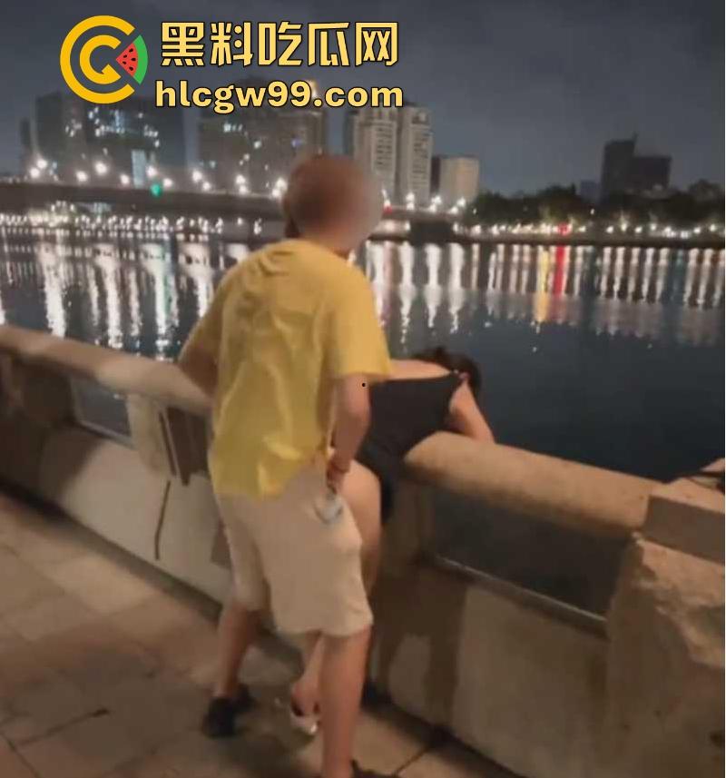 绿帽届天花板！【宇宙的琴弦】让同学在广州塔操自己的老婆，一边后入一边欣赏小蛮腰夜景，内容炸裂！  第7张