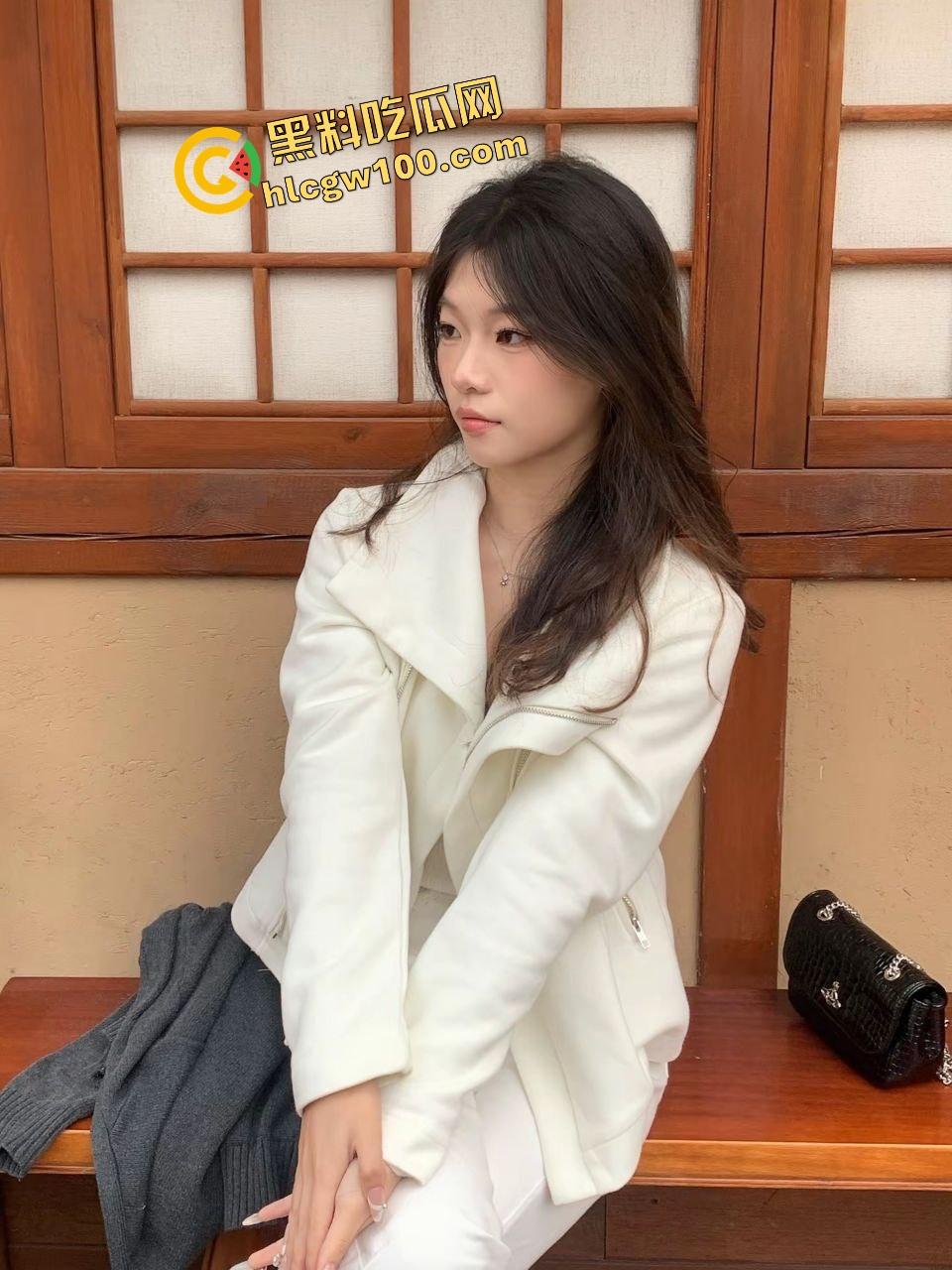 大学辍学的反差骚鸡精盆母狗【林依倩】大哥包养各种调教爆操，风油精涂逼SM操到痉挛抽搐！  第2张