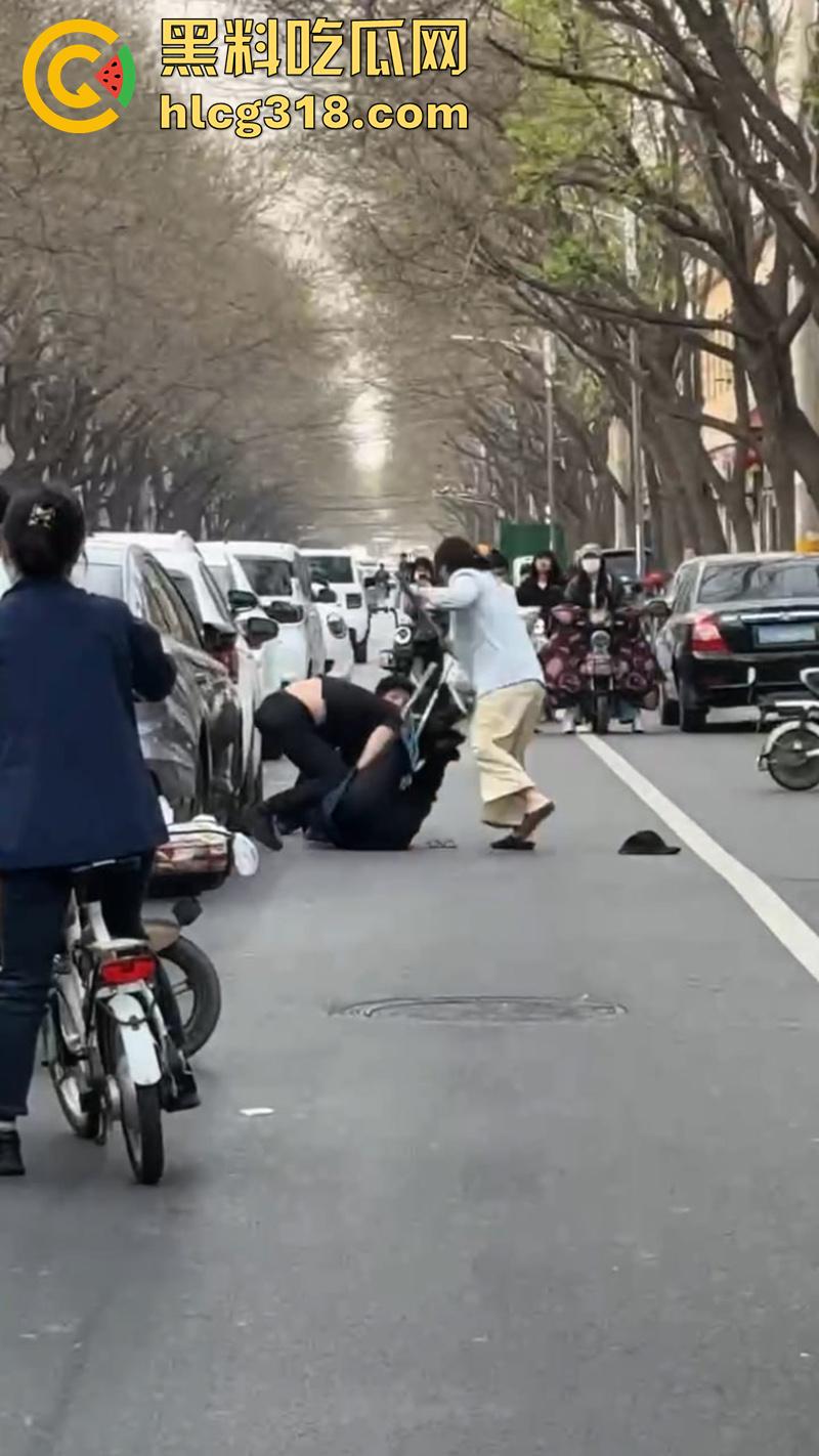 儿子为小三当街对战父母，爸妈泼皮无赖当街撒泼，儿子发疯暴怒当街殴打，这是要把儿子送进去啊！  第4张