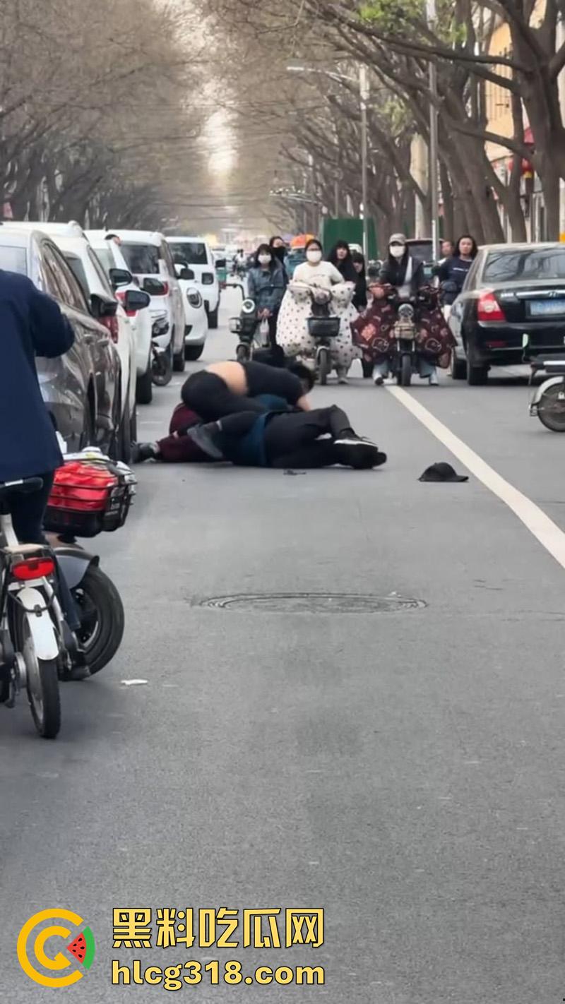 儿子为小三当街对战父母，爸妈泼皮无赖当街撒泼，儿子发疯暴怒当街殴打，这是要把儿子送进去啊！  第5张