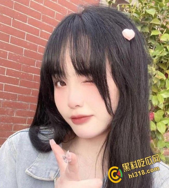 贵州桌游店嫩妹【郑洛芸】，穷人的女神富人的玩具，被富二代调教成母狗，狗趴鞭策舔脚随便玩 !  第1张