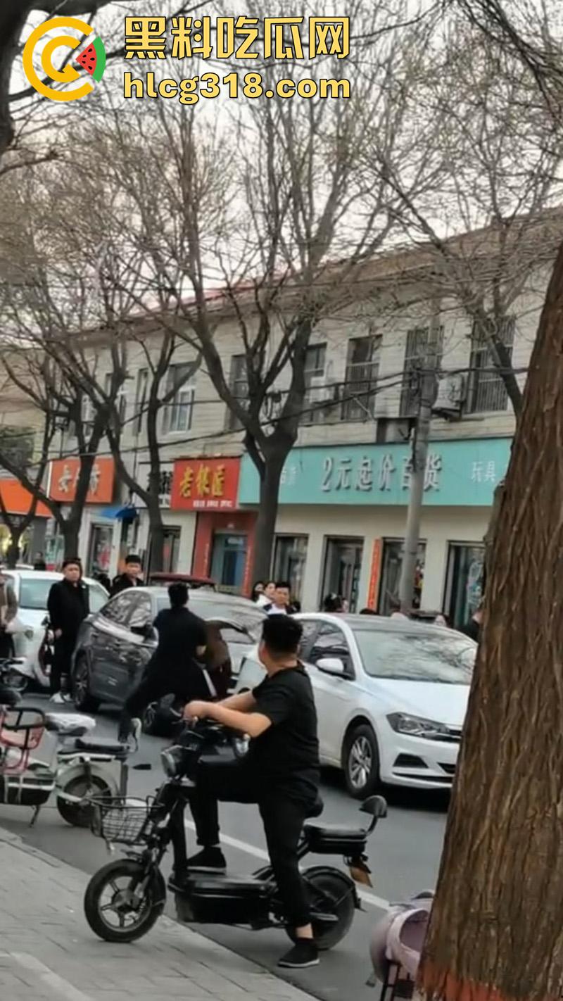儿子为小三当街对战父母，爸妈泼皮无赖当街撒泼，儿子发疯暴怒当街殴打，这是要把儿子送进去啊！  第6张