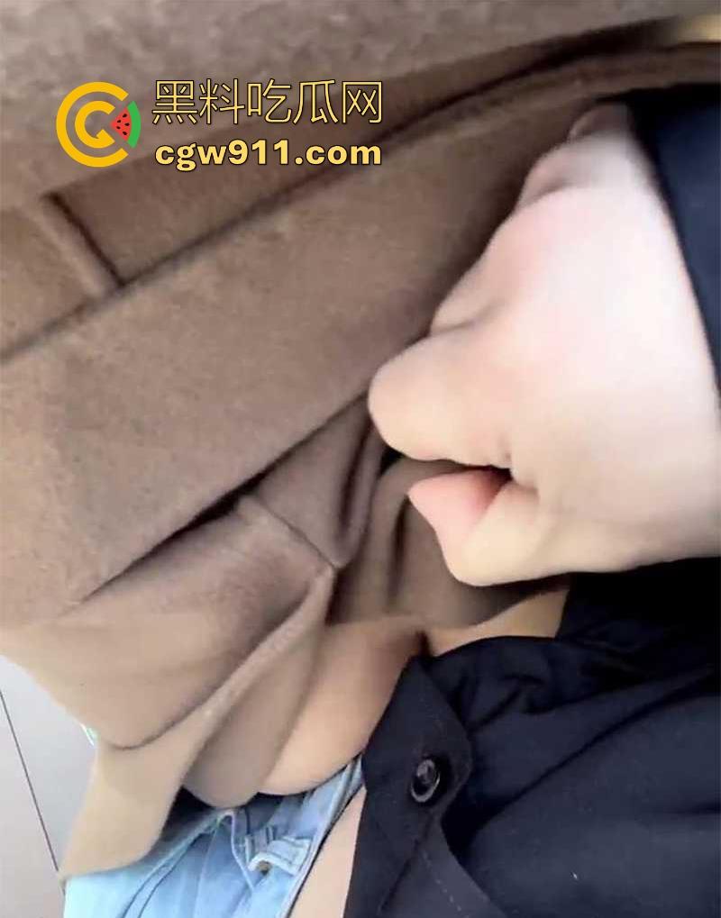 广东茂名医院护士【张筱培】约炮成瘾下班后疯狂做爱户外野战，穿着风衣遮挡被后入爆操，刺激得不行！  第4张