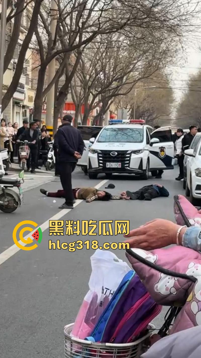 儿子为小三当街对战父母，爸妈泼皮无赖当街撒泼，儿子发疯暴怒当街殴打，这是要把儿子送进去啊！  第8张