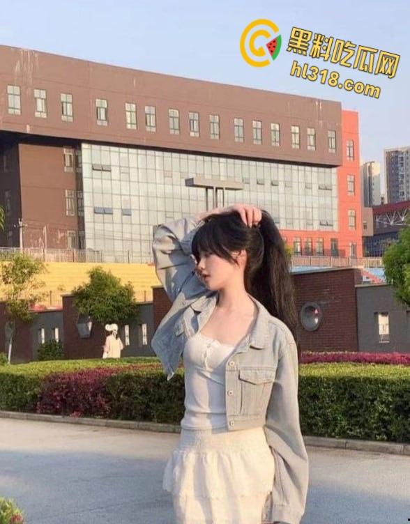 贵州桌游店嫩妹【郑洛芸】，穷人的女神富人的玩具，被富二代调教成母狗，狗趴鞭策舔脚随便玩 !  第3张