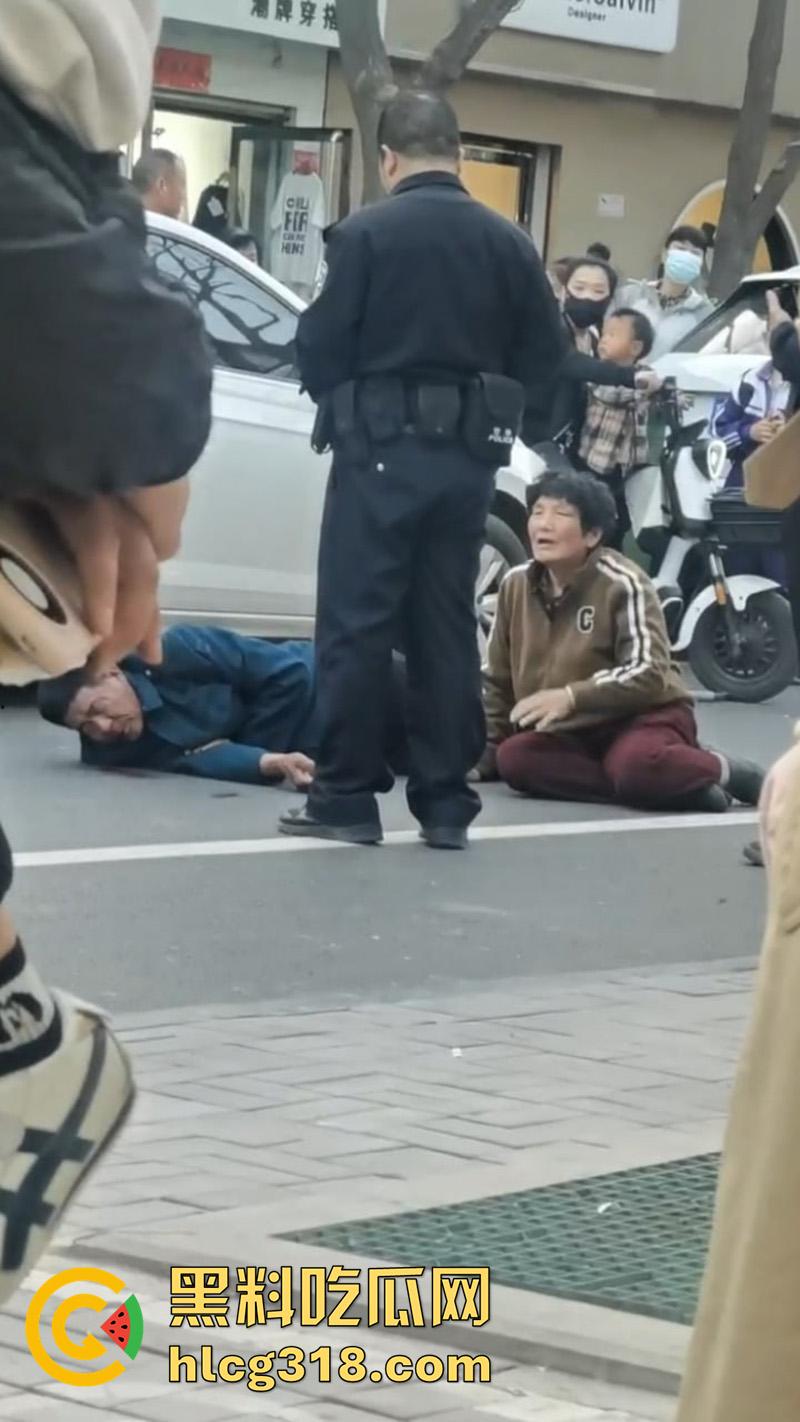 儿子为小三当街对战父母，爸妈泼皮无赖当街撒泼，儿子发疯暴怒当街殴打，这是要把儿子送进去啊！  第9张