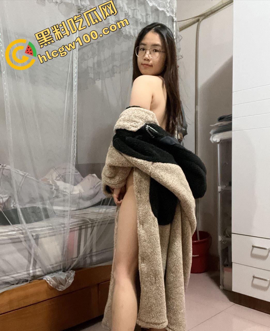 吉大高学历反差研究生【李秋月】，初经人事的她在镜头前卖力而又笨拙的展示自己的酮体  第1张