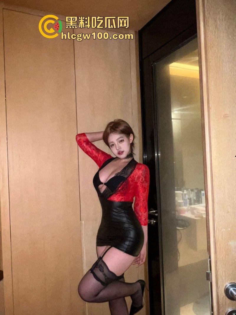 抖音巨奶擦边网红【小u优优子】为吸男粉关注 粉丝群内自曝抖奶露逼照 38F大奶在线哺乳 好想吸！  第14张