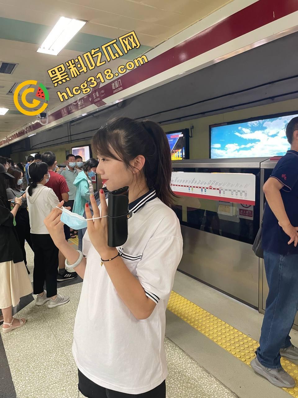 西安培华学院『赵露媛』火车上撕烂牛仔裤被爆操，女大坐车出游直接坐上男友鸡巴，全程自拍记录高潮表情！  第1张