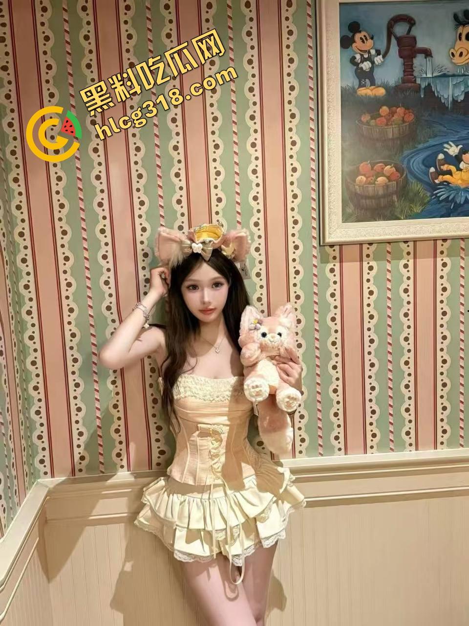 西安培华学院『赵露媛』火车上撕烂牛仔裤被爆操，女大坐车出游直接坐上男友鸡巴，全程自拍记录高潮表情！  第2张