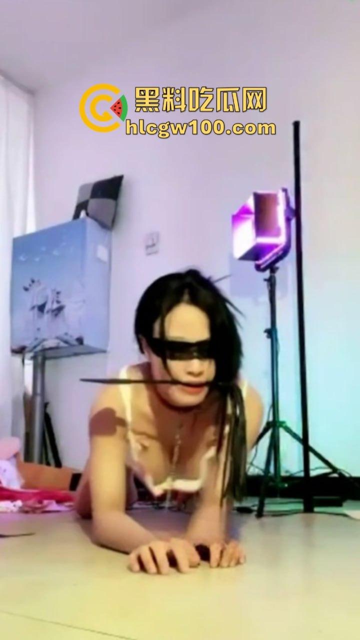 快手清纯反差美女【小纯吖】土豪定制私拍 脸穴同框道具自慰 高潮喷水妖娆裸舞！  第2张