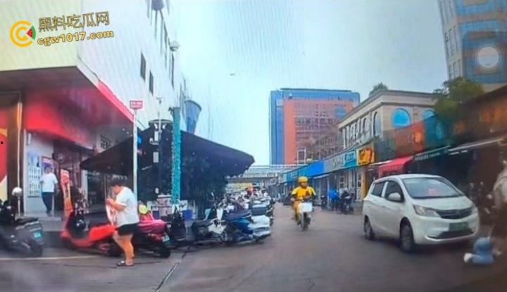 广西柳州金竺花苑小区门口，一男子持刀无差别砍人件，一名过路男子受伤送医，网传精神小伙疯狂行凶 !  第1张