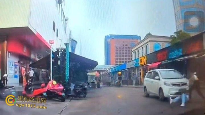 广西柳州金竺花苑小区门口，一男子持刀无差别砍人件，一名过路男子受伤送医，网传精神小伙疯狂行凶 !  第2张