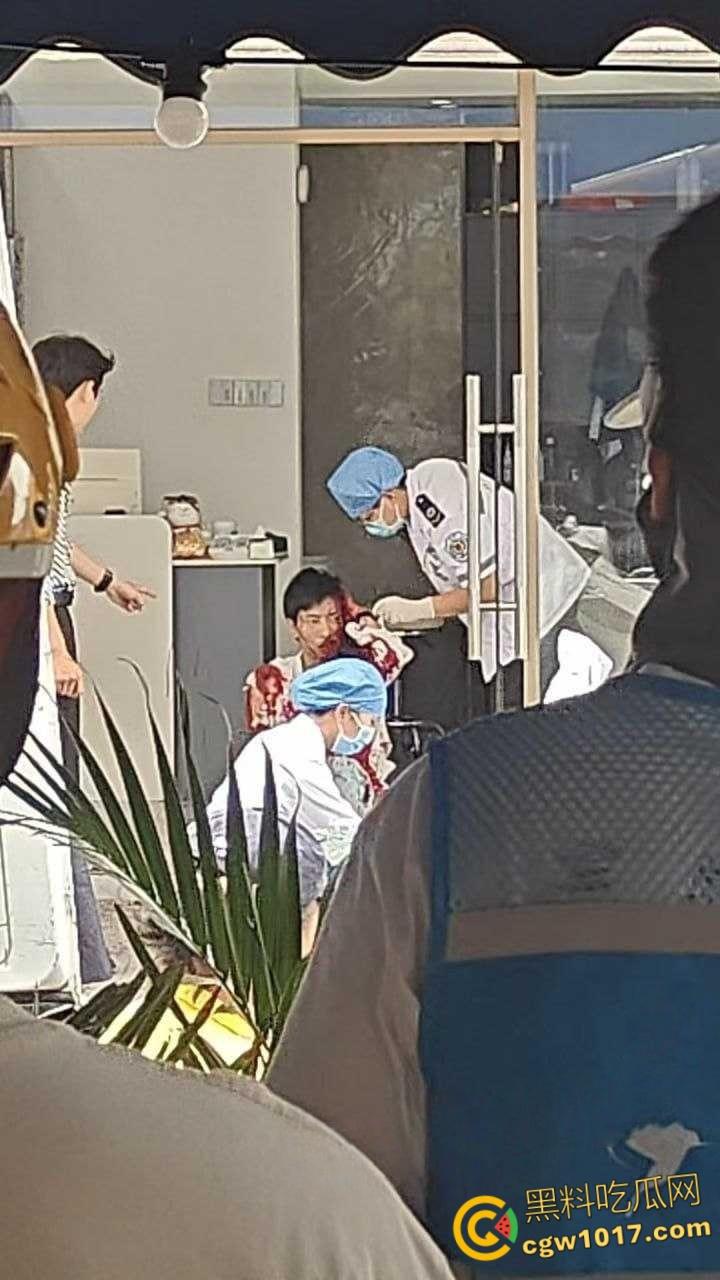 广西柳州金竺花苑小区门口，一男子持刀无差别砍人件，一名过路男子受伤送医，网传精神小伙疯狂行凶 !  第5张