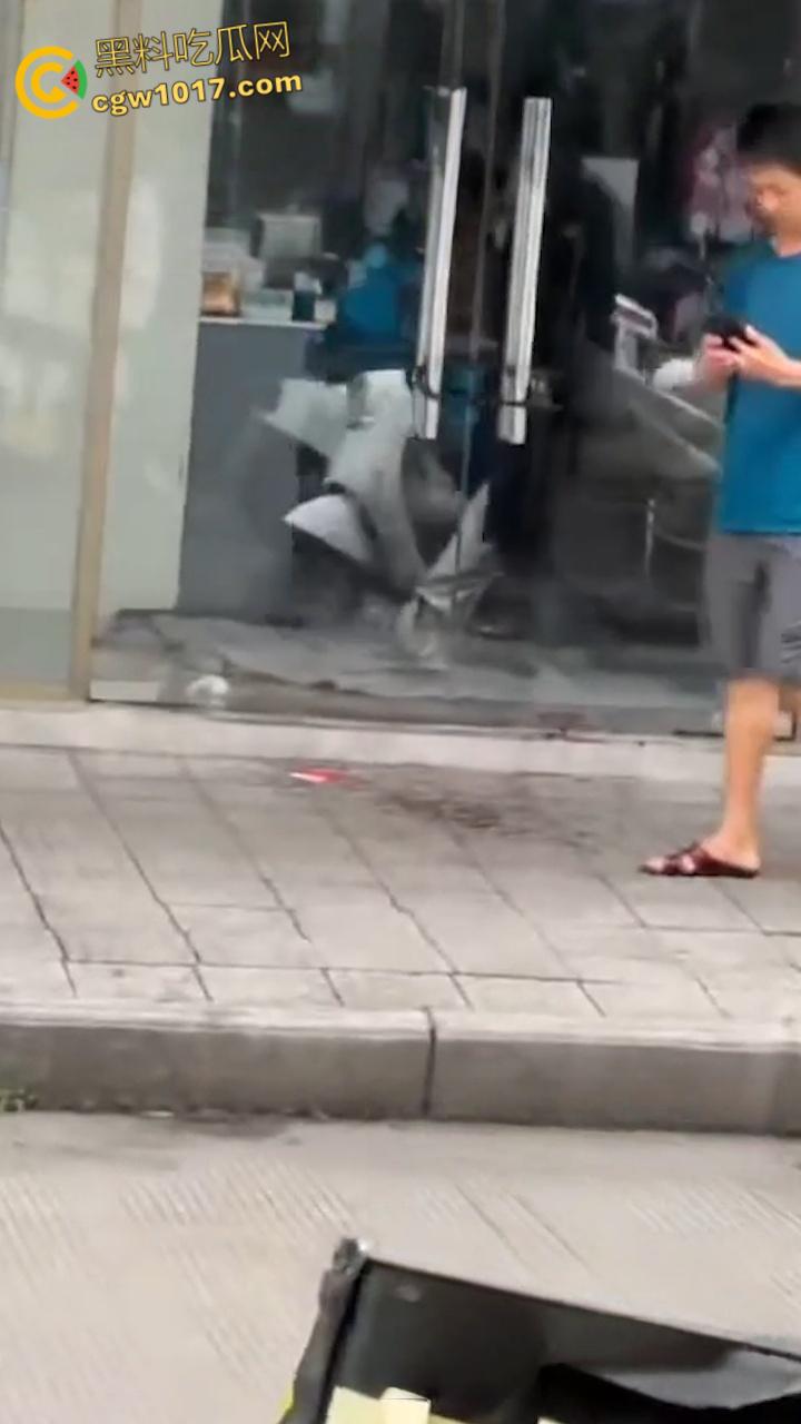 广西柳州金竺花苑小区门口，一男子持刀无差别砍人件，一名过路男子受伤送医，网传精神小伙疯狂行凶 !  第7张