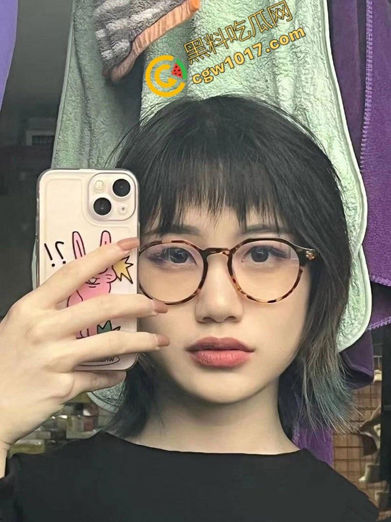 湖北武汉大学女神私生活爆炸！清纯外表下，训练有素的英姿驾驶术，豪华套房内大胆表演，双面生活震惊全校！  第1张