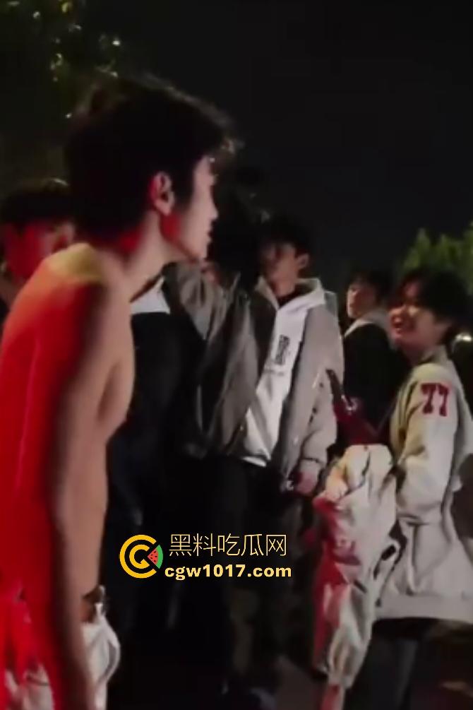 广西桂林谢霆锋1打4个C罗，只为争夺女友，谢霆锋没穿衣服被几个C罗当足球踢，真男人就要敢于单挑！  第3张