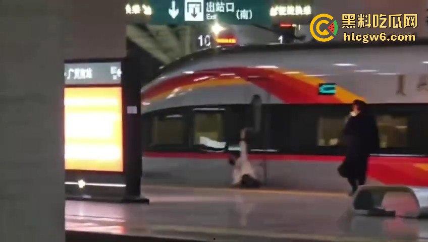 广州南站一乘客阻扒高铁车门夹住拖行，站务员紧急联络司机并跑向乘客，差点酿成大祸。  第4张